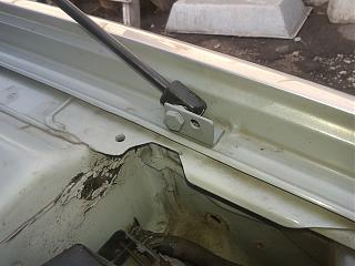 Установка амортизаторов капота-3.jpg